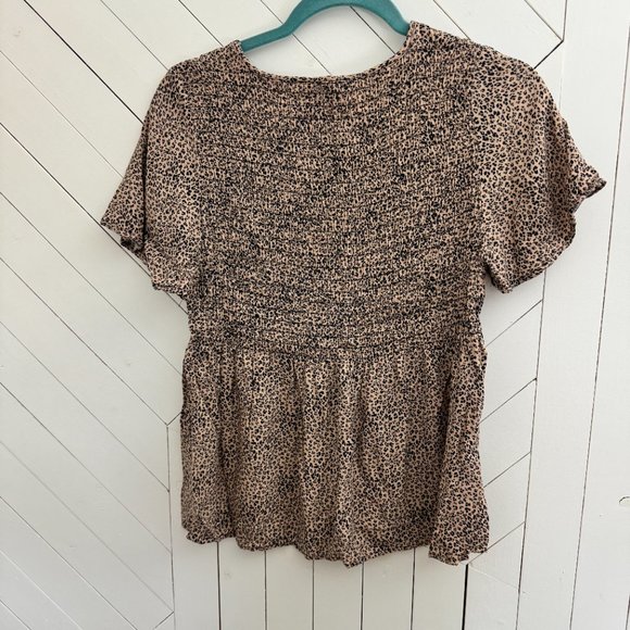 Smocked flowy top with subtle leopard print pattern | urban romantics - Picture 4 of 4